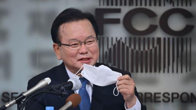 金富謙指,政府高度建議有症狀及高風險人士繼續戴口罩。(資料圖片)