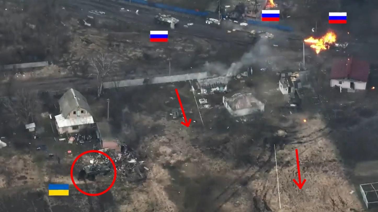 至少2架俄軍戰車,向田野鏡頭外方向開火。(Twitter)