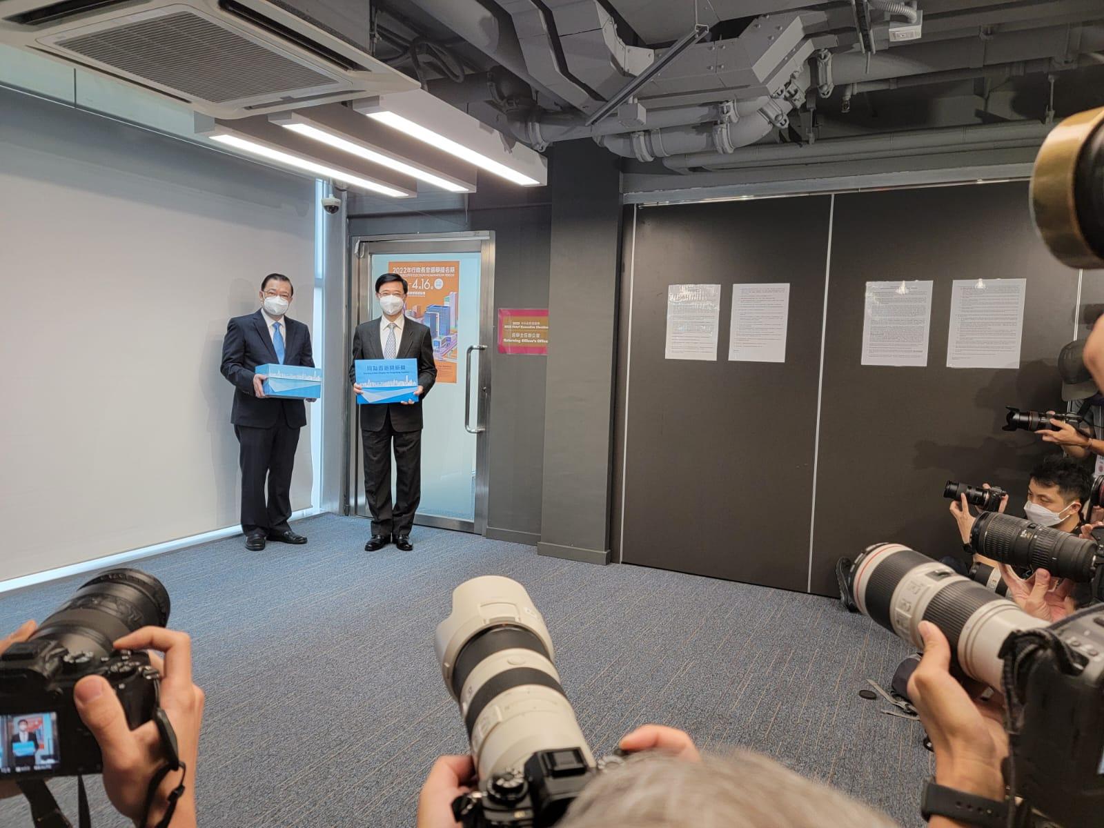 李家超在競選辦主任譚耀忠陪同下,今早到中環交提名表格。(林俊源攝)