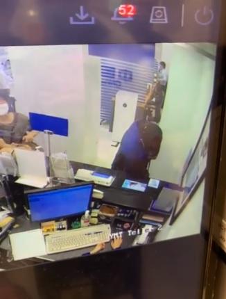 持槍漢劫旺角銀行掠走萬元 警接報圍捕劫匪 (有片)