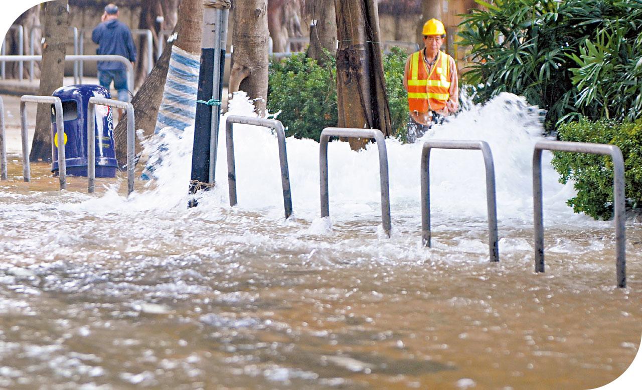 審計報告轟多署甩轆 爆水管黑點6.5年未完工 行人路維修欠監督效率低