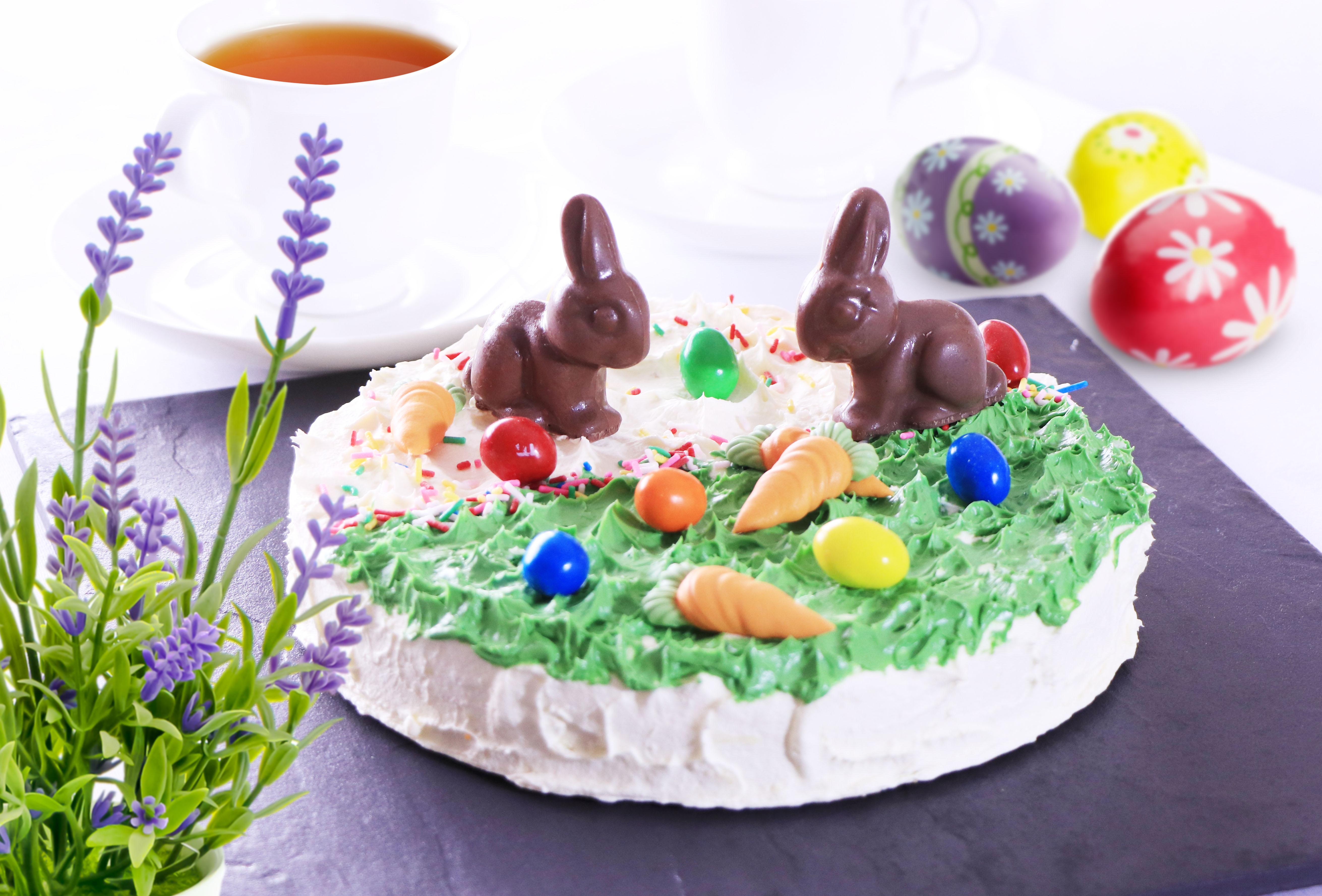 於客房內享用復活節限定甘筍蛋糕,慶祝復活節。