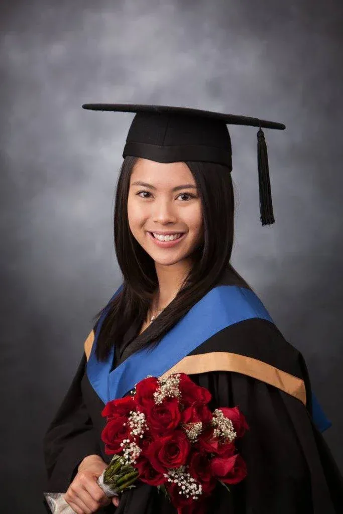 黃婉華2013年畢業於加拿大卡加里大學,獲市場學學士學位。