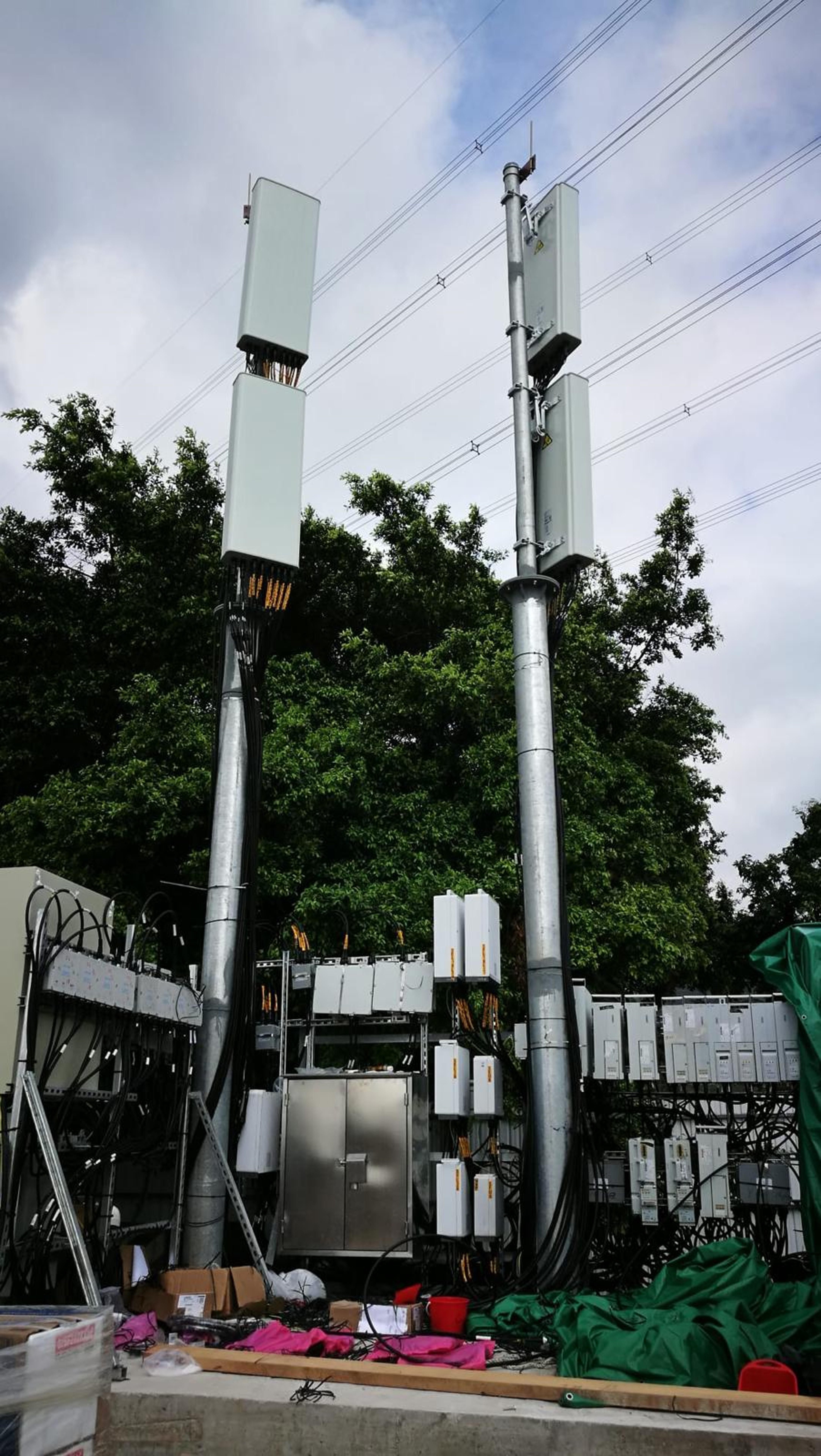 SmarTone 火速為 10 個隔離設 施及應急醫院搭建 5G 網絡。圖 為 Sma rTone 於潭尾隔離設施 內的天線,為隔離人士及抗疫 人員提供穩定及高速的 5G 覆 蓋。