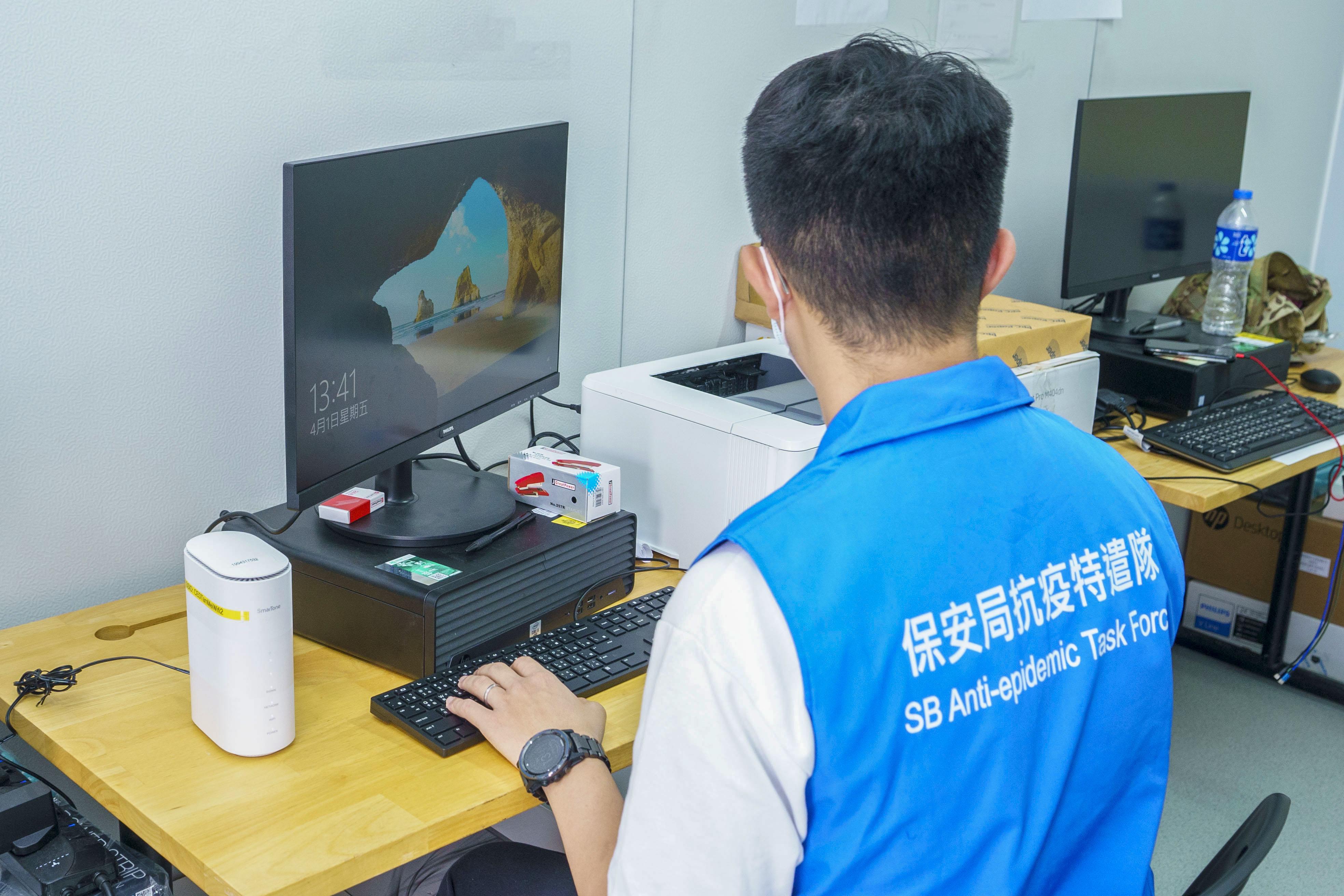 抗疫特遣隊在元朗社區隔離設 施,透過 Sma rTone 5G 路由 器,使用 Sma rTone 穩定高速的 5G 網絡,處理設施的日常運 作,例如安排物資等。