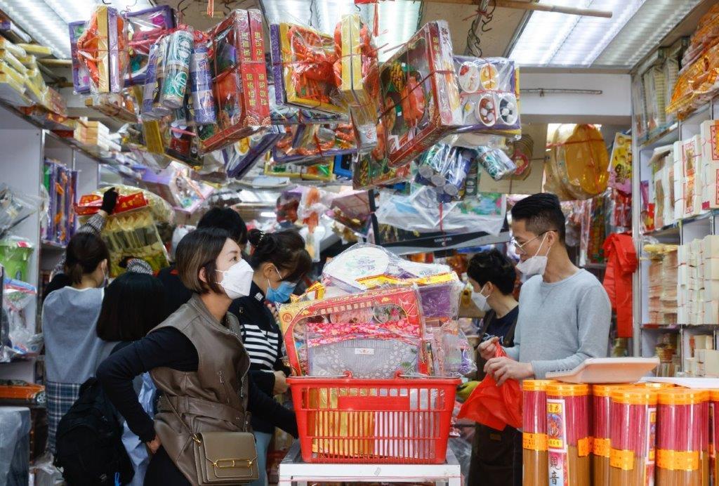 市民在清明前選購紙紮祭品,設計應有盡有。(蘇文傑攝)