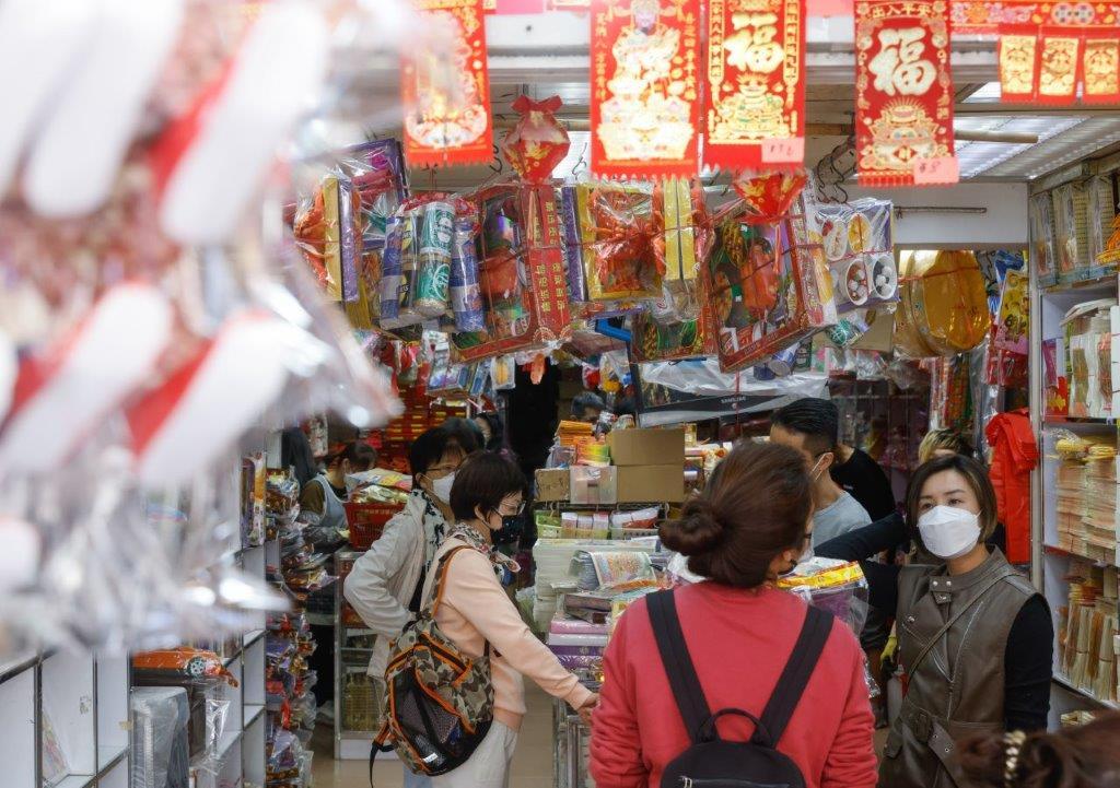 市民在清明前選購紙紮祭品,設計應有盡有。(蘇文傑攝)