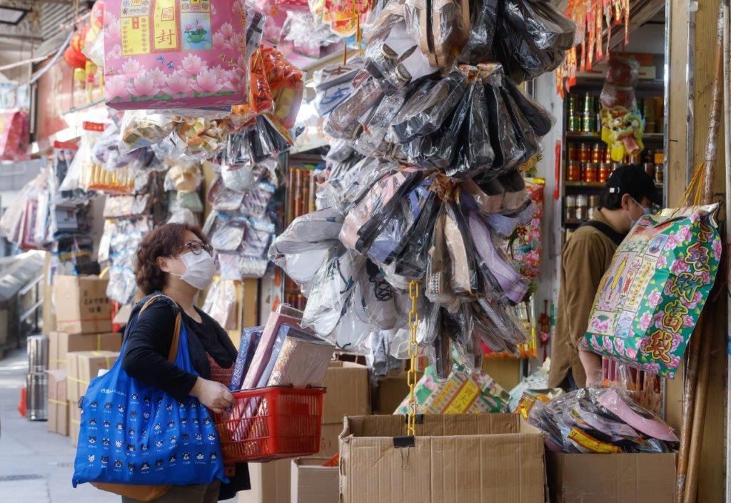 市民在清明前選購紙紮祭品,設計應有盡有。(蘇文傑攝)