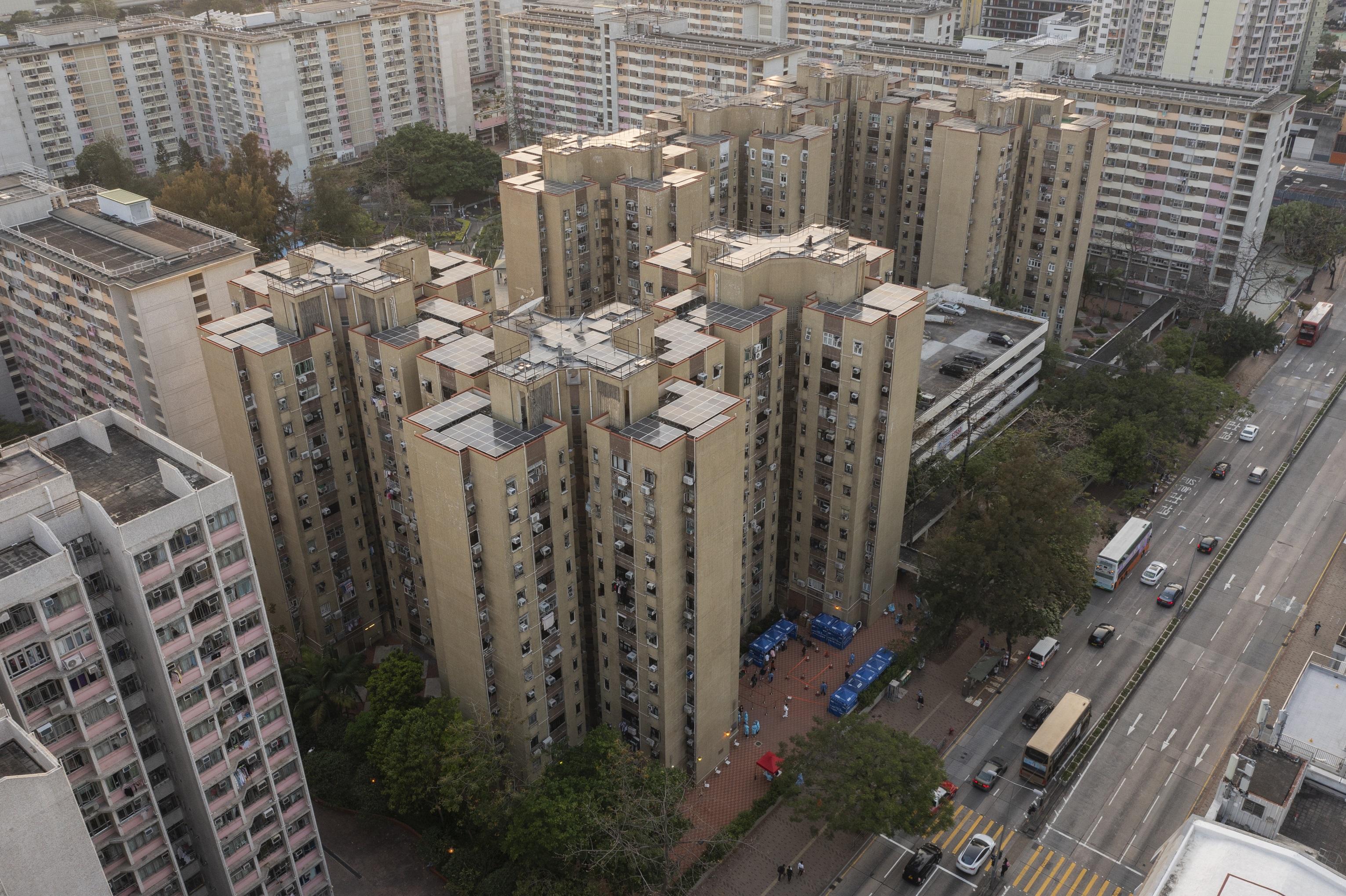 長沙灣怡閣苑怡康閣、怡欣閣及怡秀閣圍封檢測。(資料圖片/陳奕釗攝)