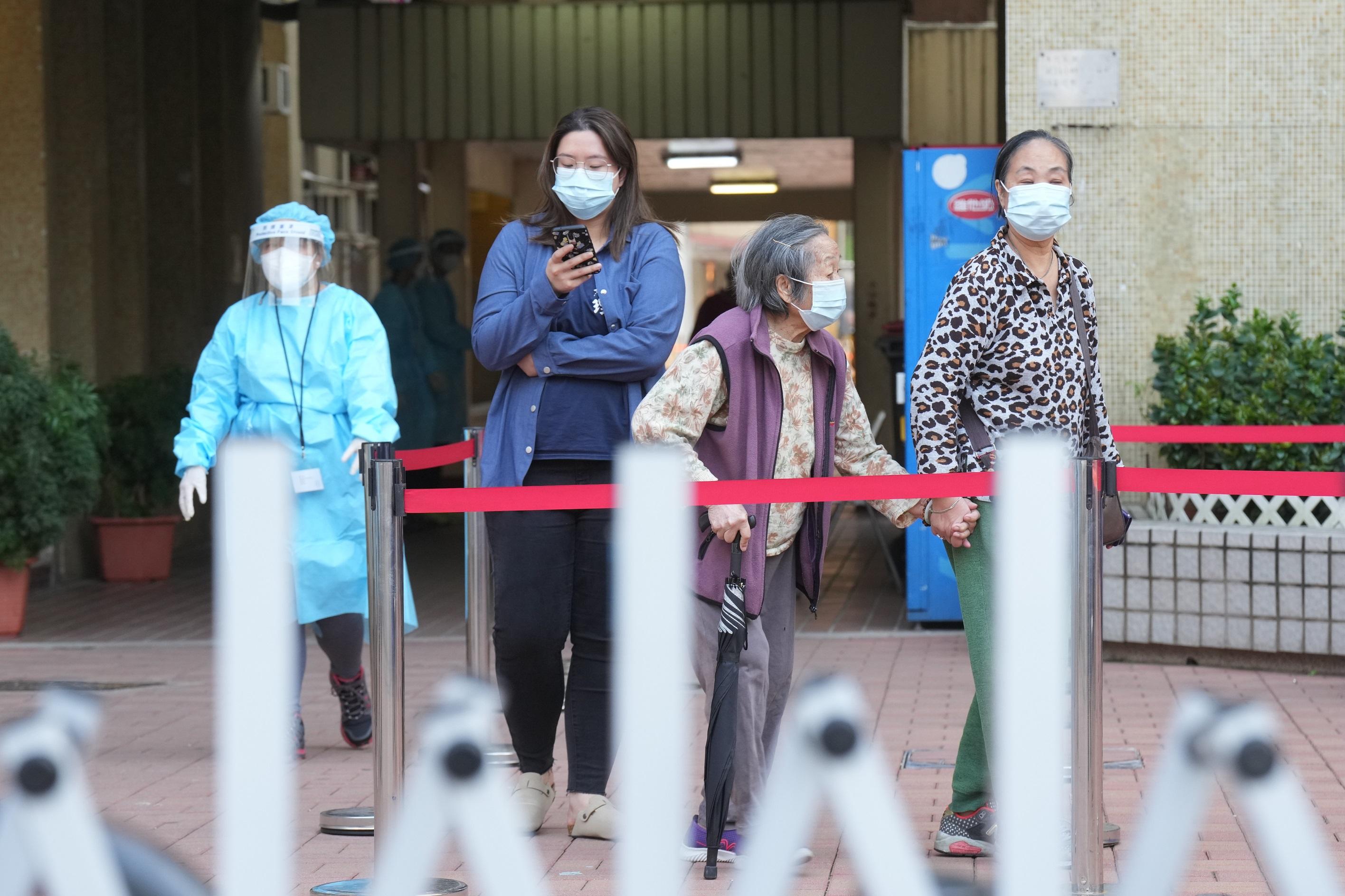 長沙灣怡閣苑怡康閣、怡欣閣及怡秀閣圍封檢測。(資料圖片/陳奕釗攝)