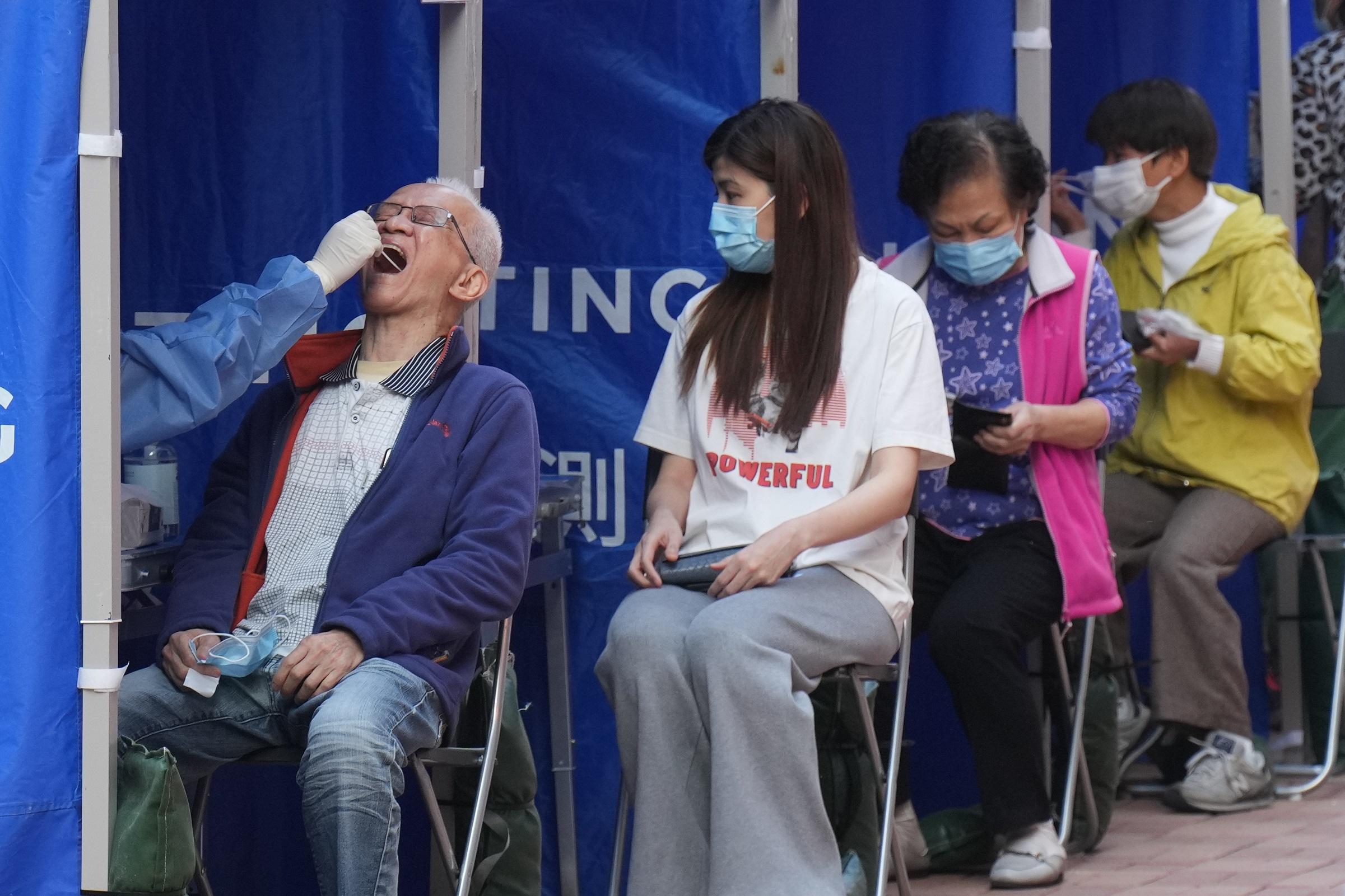 長沙灣怡閣苑怡康閣、怡欣閣及怡秀閣圍封檢測。(資料圖片/陳奕釗攝)