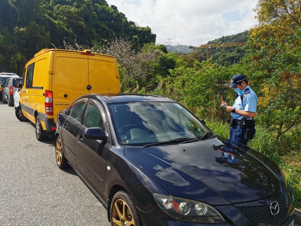 警方及水務署今早繼續於荃灣下城門水塘一帶巡邏,呼籲市民切勿進入,兼向違泊車輛發告票。(警方圖片)