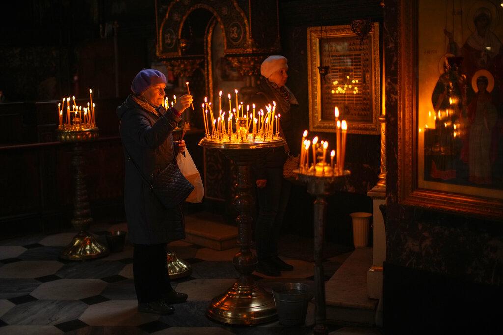 俄烏戰事持續,有烏克蘭民眾在東正教復活節期間祈禱。(美聯社圖)