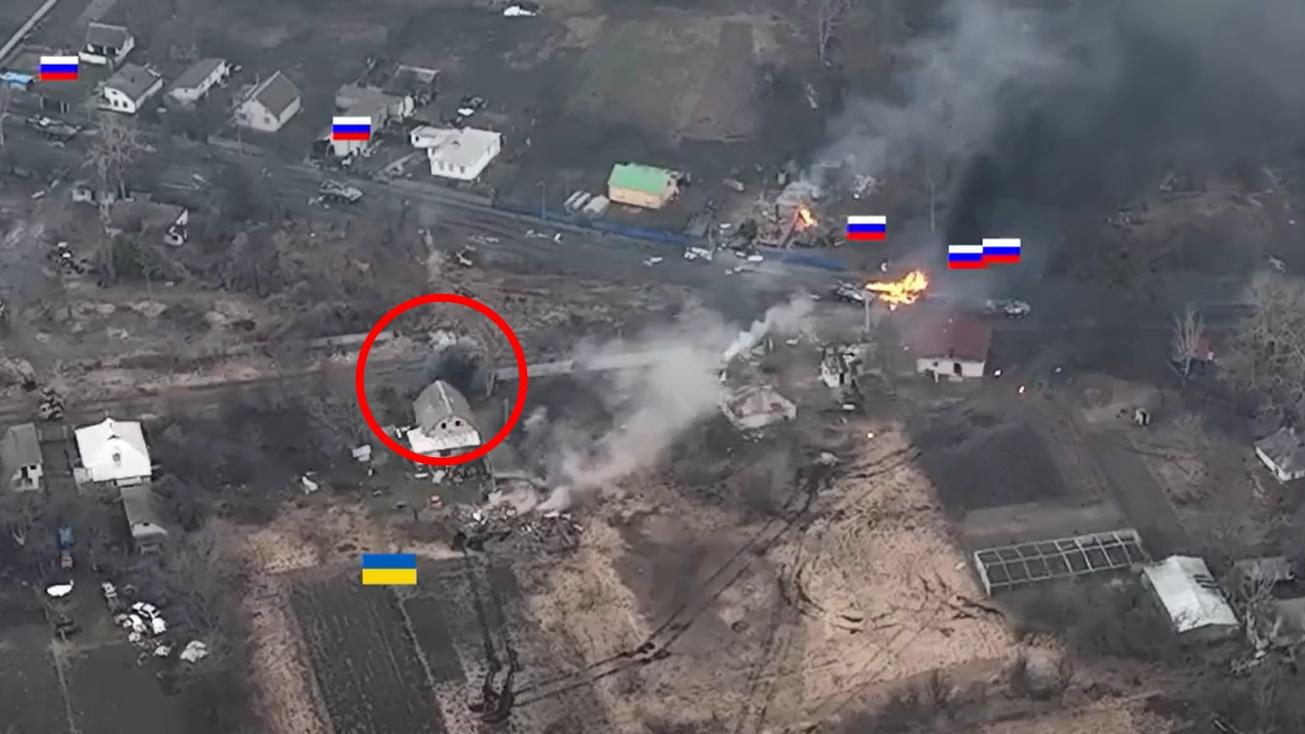 俄軍炮火被建築物擋下。(Twitter)