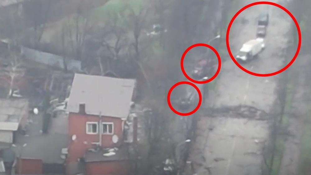 多架寫有「Z」標記的汽車駛至。(Twitter)