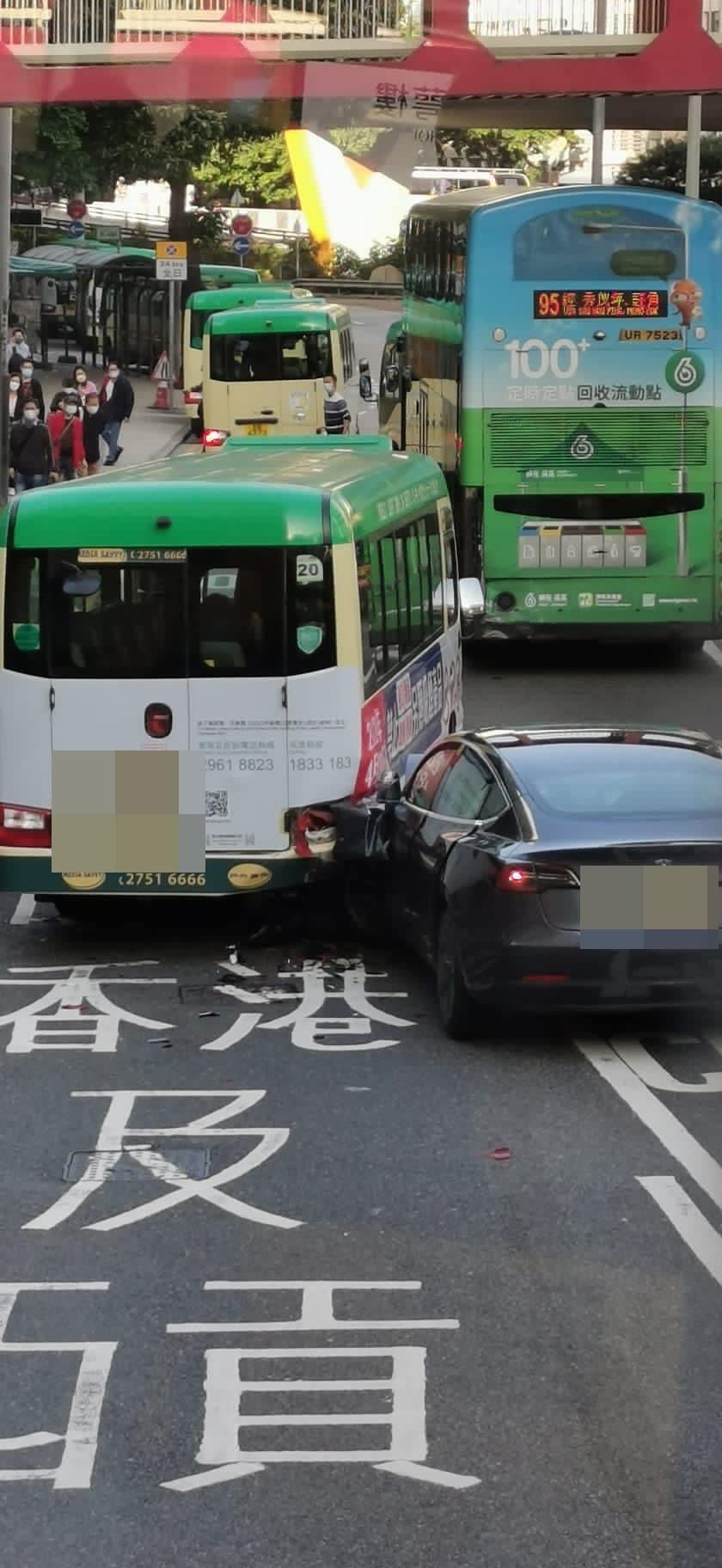 涉事的Tesla撞及前方小巴車尾,再波及前方一輛巴士。(突發事故報料區@fb圖)