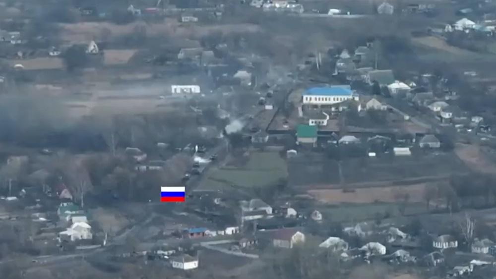 影片下半段,烏炮擊隊追擊正逃走俄車隊。(Twitter)