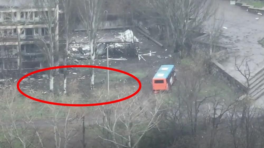 烏兵緩緩接近。(Twitter)