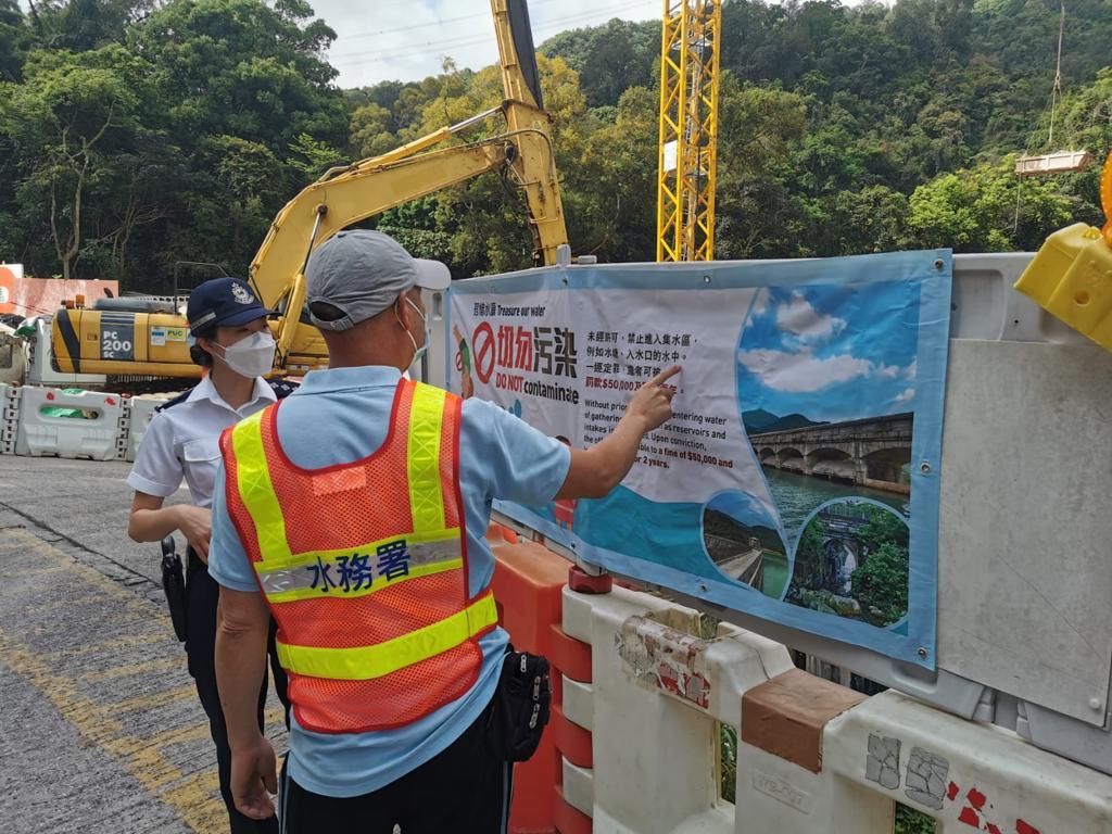 警方及水務署今早繼續於荃灣下城門水塘一帶巡邏,呼籲市民切勿進入,兼向違泊車輛發告票。(警方圖片)