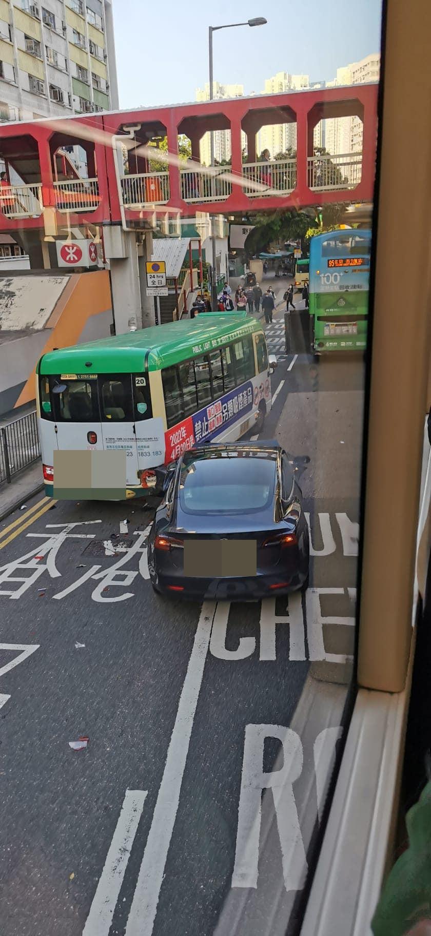 涉事的Tesla撞及前方小巴車尾,再波及前方一輛巴士。(突發事故報料區@fb圖)