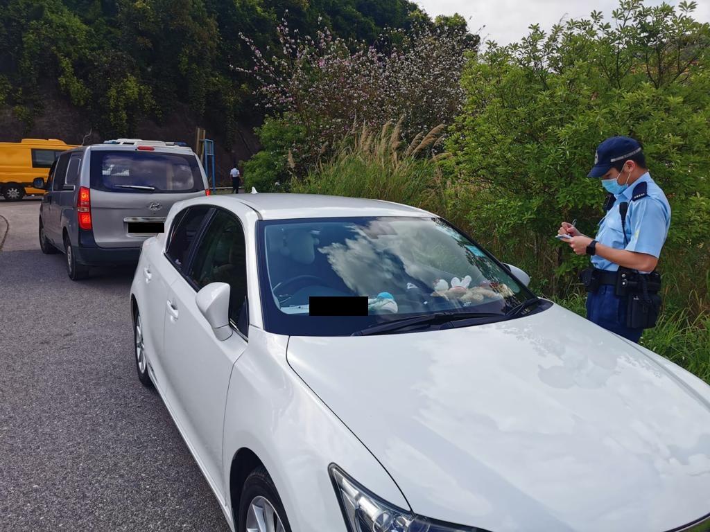 警方及水務署今早繼續於荃灣下城門水塘一帶巡邏,呼籲市民切勿進入,兼向違泊車輛發告票。(警方圖片)