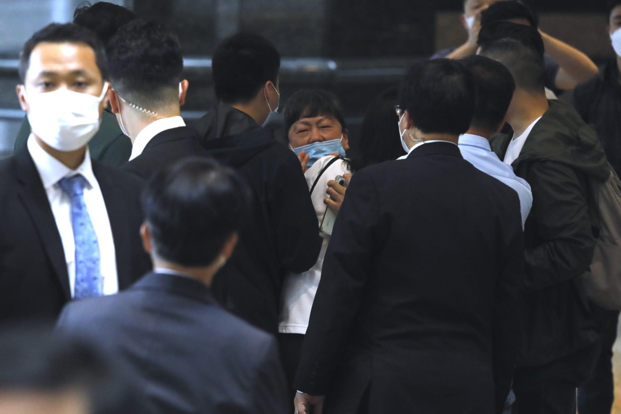 有市民向李家超請願,被工作人員阻止及帶走。(林俊源攝)