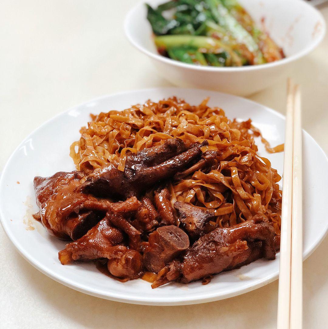 怡保燜大細腳黑豉油乾撈麵。(相片來源:instagram:Littlefoodiejojo)