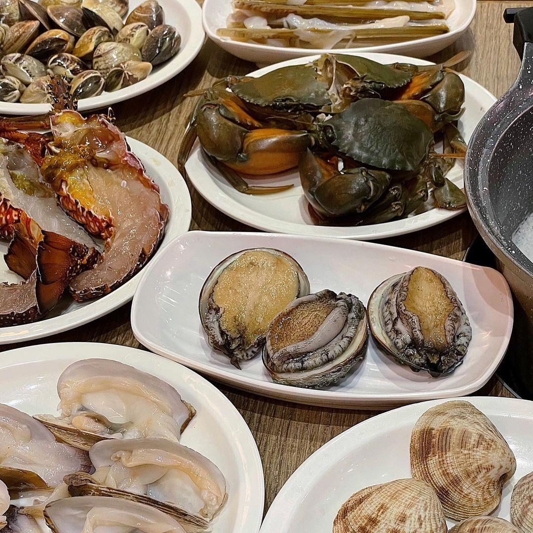 食材大部分都以海鮮為主,用綿滑白粥做火鍋底,很有噱頭。(相片來源:instagram:markhere.hk)