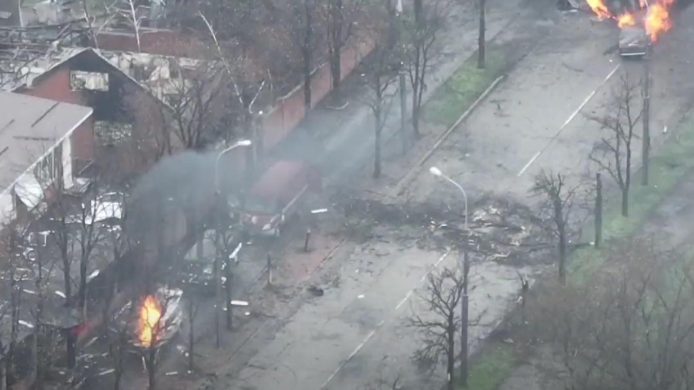 多架汽車起火燃燒。(Twitter)