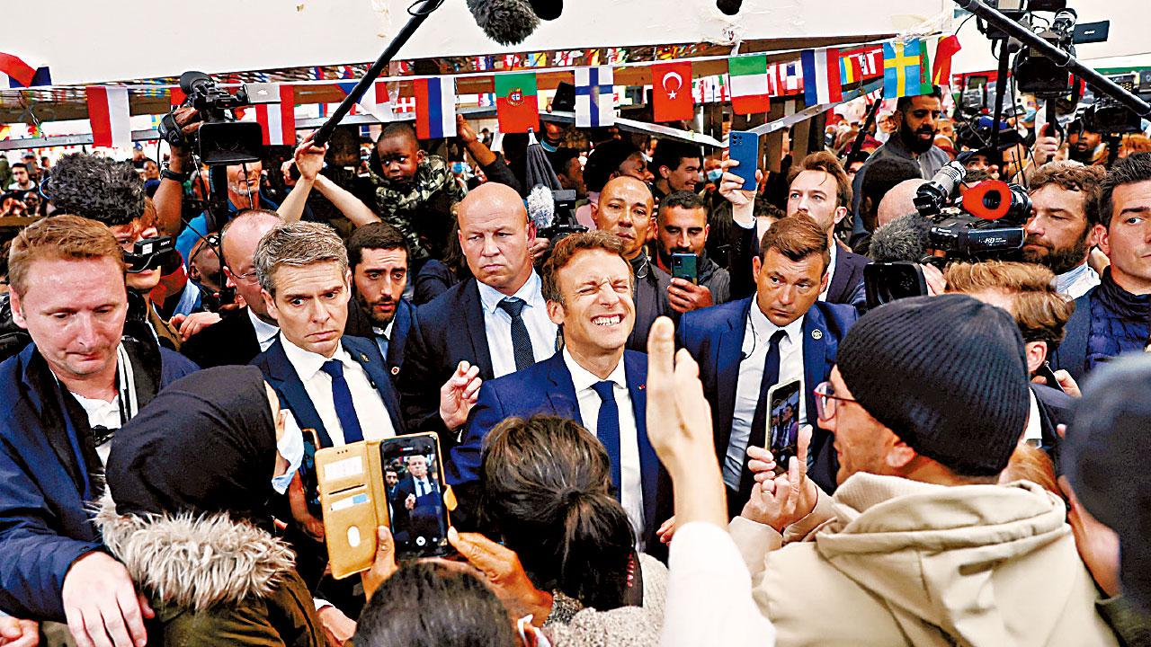 落區謝票|深入窮區爭左翼票源 馬克龍遭擲車厘茄