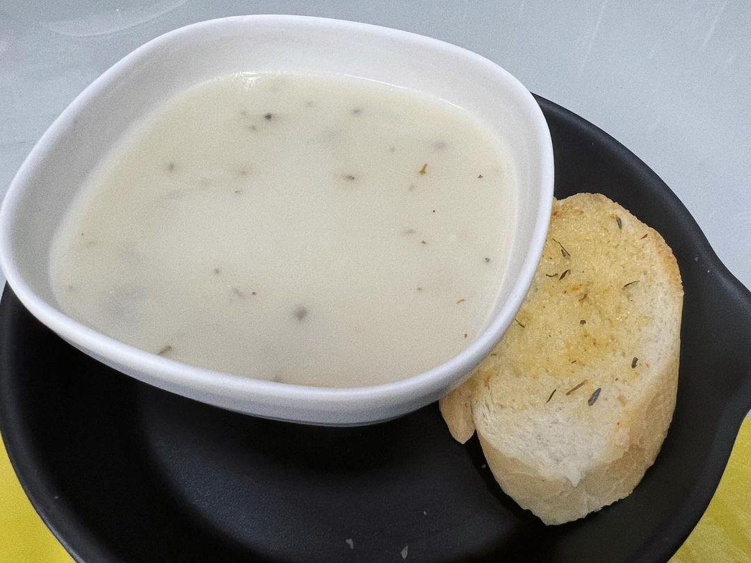 午市套餐已包半隻燒雞、脆薯皇、餐湯、蒜蓉包。(相片來源:instagram:ln123_coffoodiee)