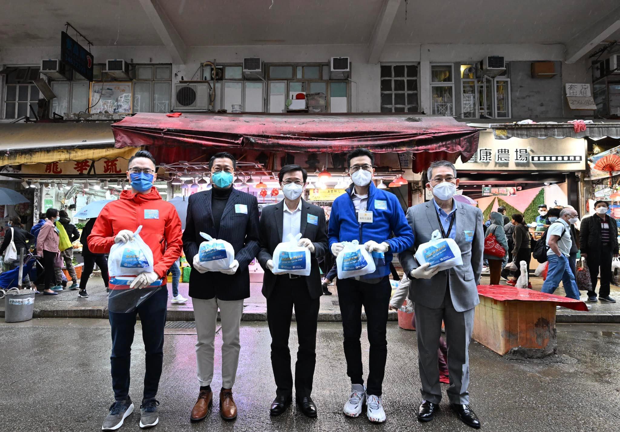 政務司長李家超到北角春秧街及佐敦上海街的三無大廈。(政務司司長辦公室 Facebook)