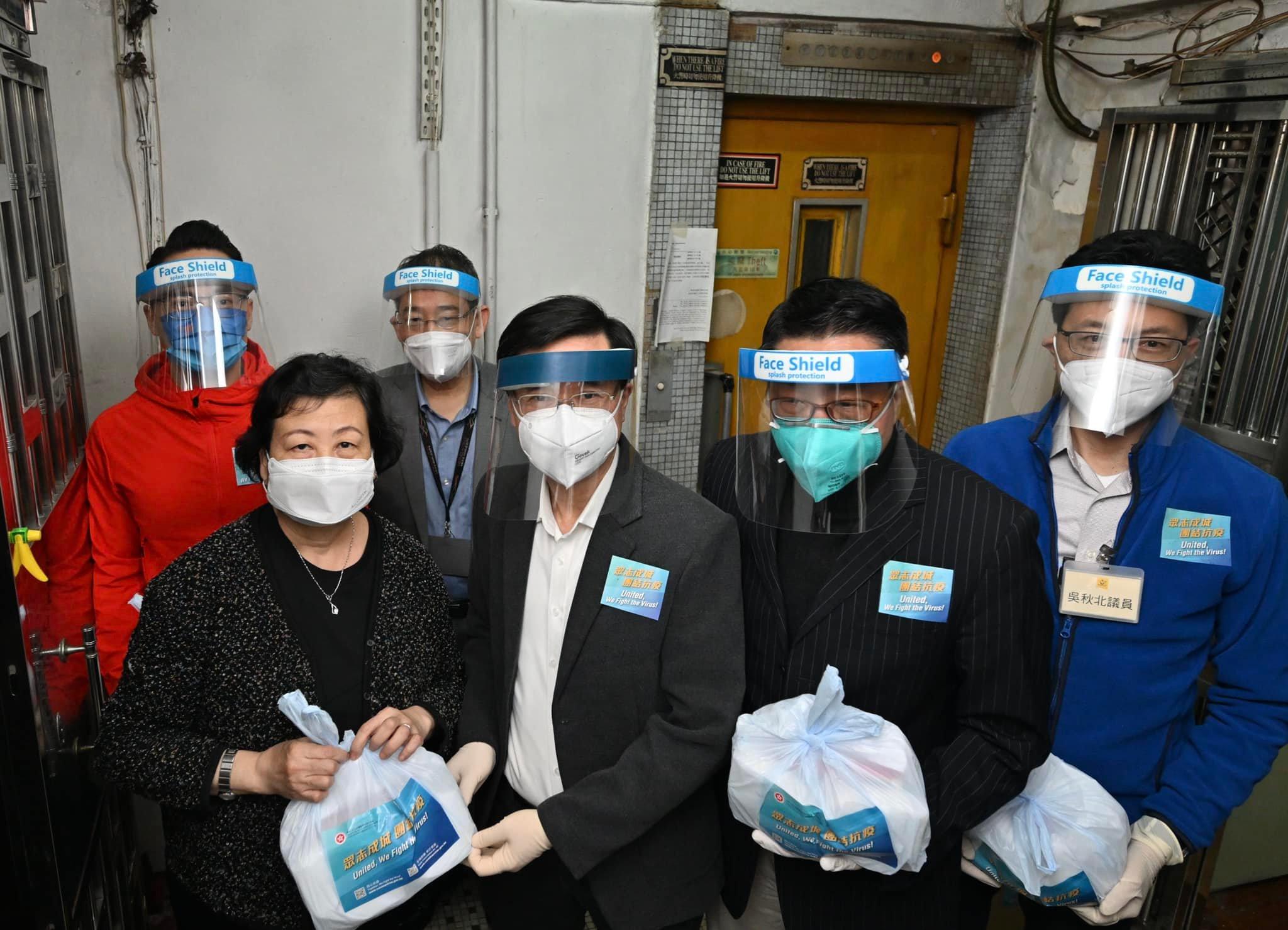 政務司長李家超到北角春秧街及佐敦上海街的三無大廈。(政務司司長辦公室 Facebook)