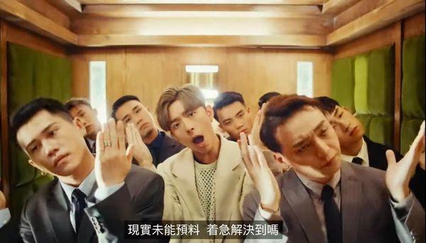 Edan為新歌設計「開關𨋢門」的招牌動作,讓大家一起唱住做。