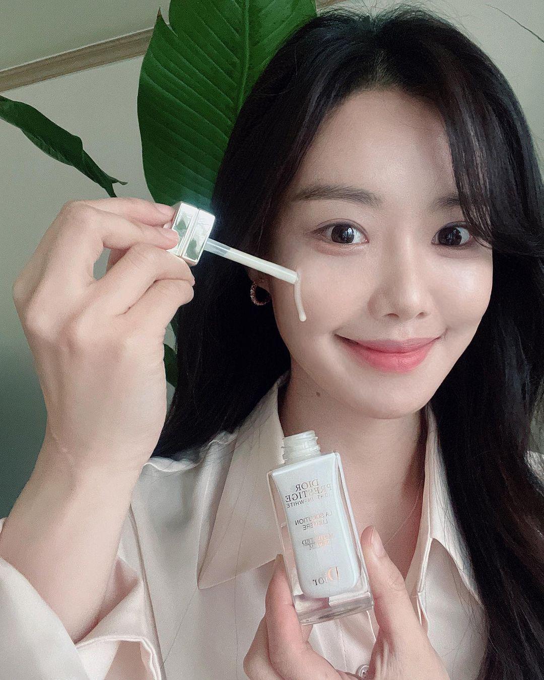 先塗上美白精華