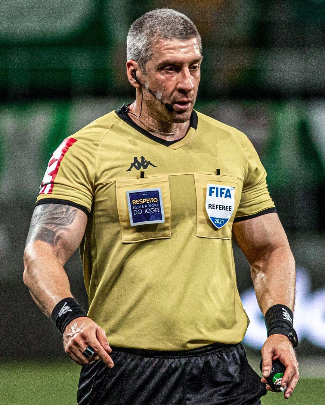 強壯的手臂為達朗高贏得「最強球證」的名字。(網上圖片)