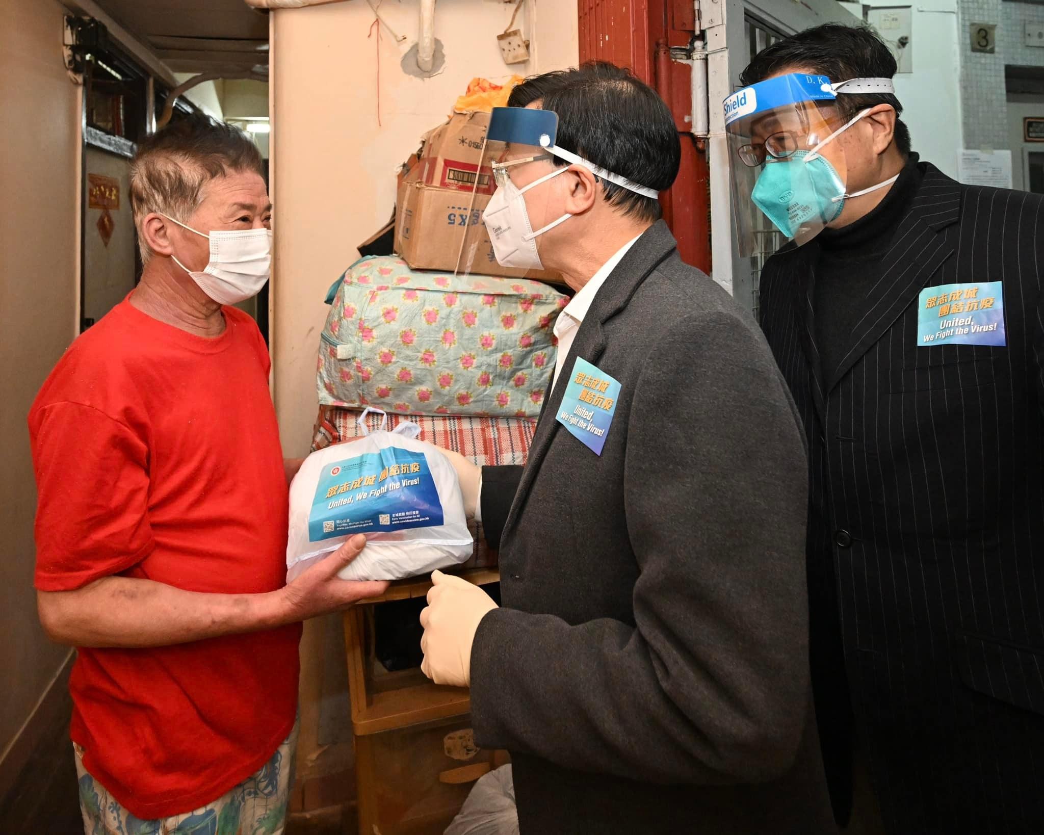 政務司長李家超到北角春秧街及佐敦上海街的三無大廈。(政務司司長辦公室 Facebook)