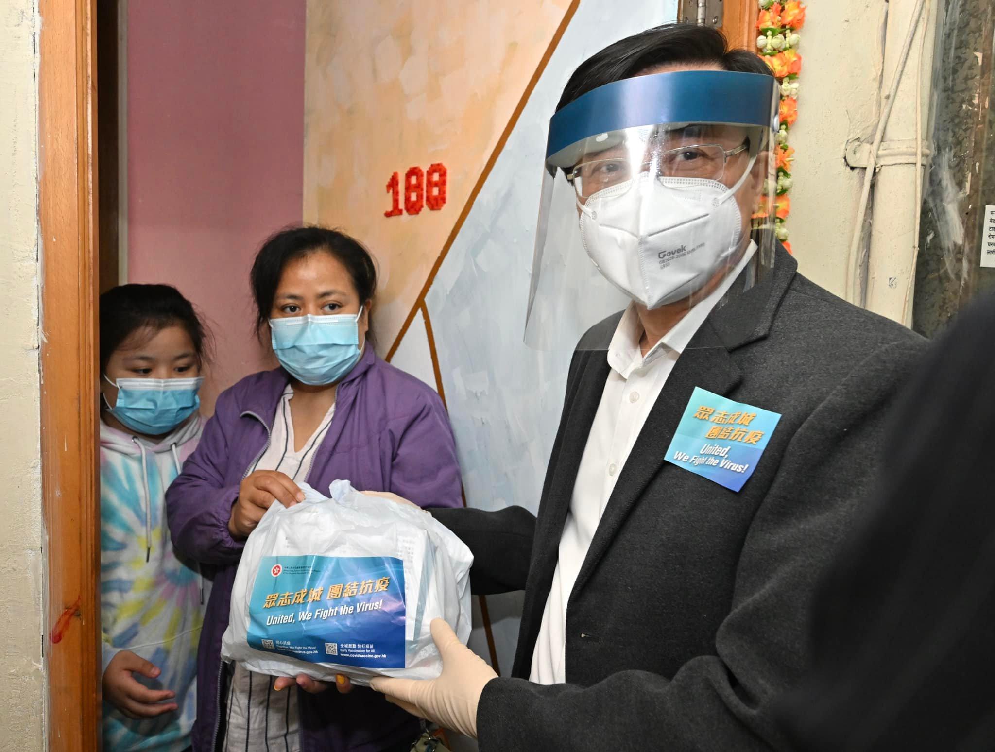 政務司長李家超到北角春秧街及佐敦上海街的三無大廈。(政務司司長辦公室 Facebook)