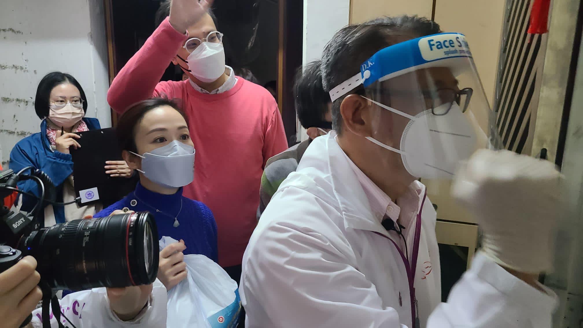 財政司長陳茂波(右一)到深水埗「三無」大廈派發「防疫服務包」。(陳凱欣 Facebook)