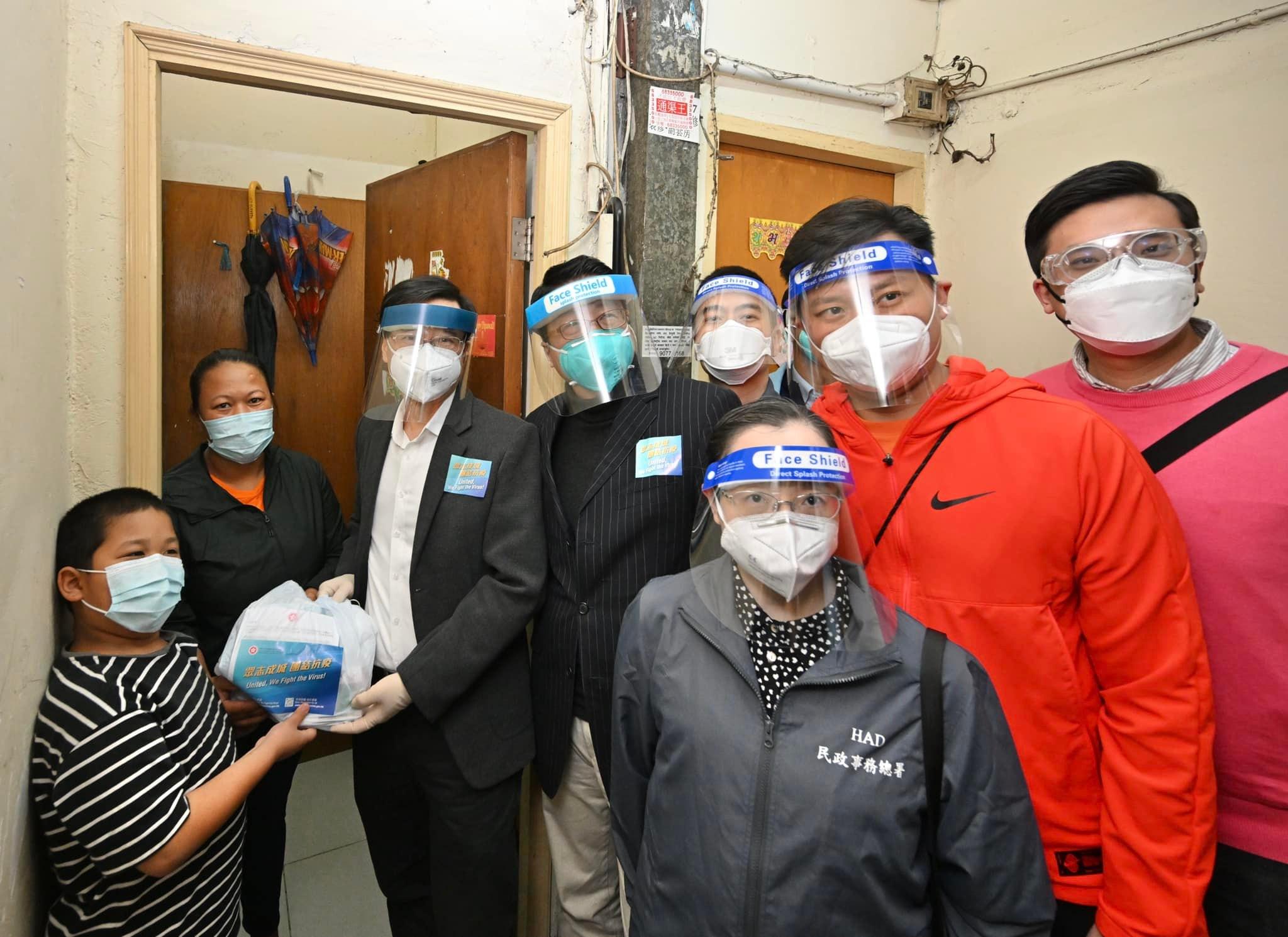 政務司長李家超到北角春秧街及佐敦上海街的三無大廈。(政務司司長辦公室 Facebook)