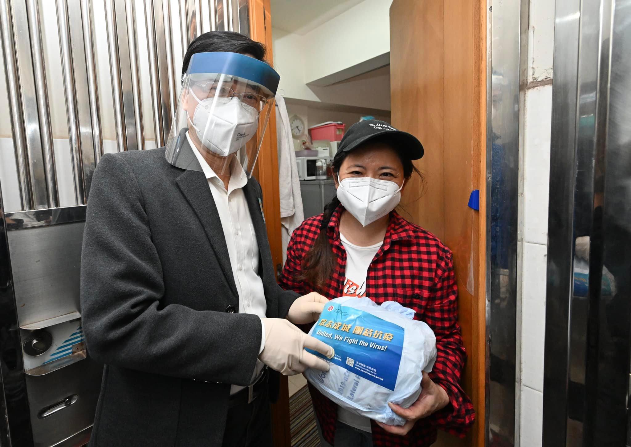 政務司長李家超到北角春秧街及佐敦上海街的三無大廈。(政務司司長辦公室 Facebook)