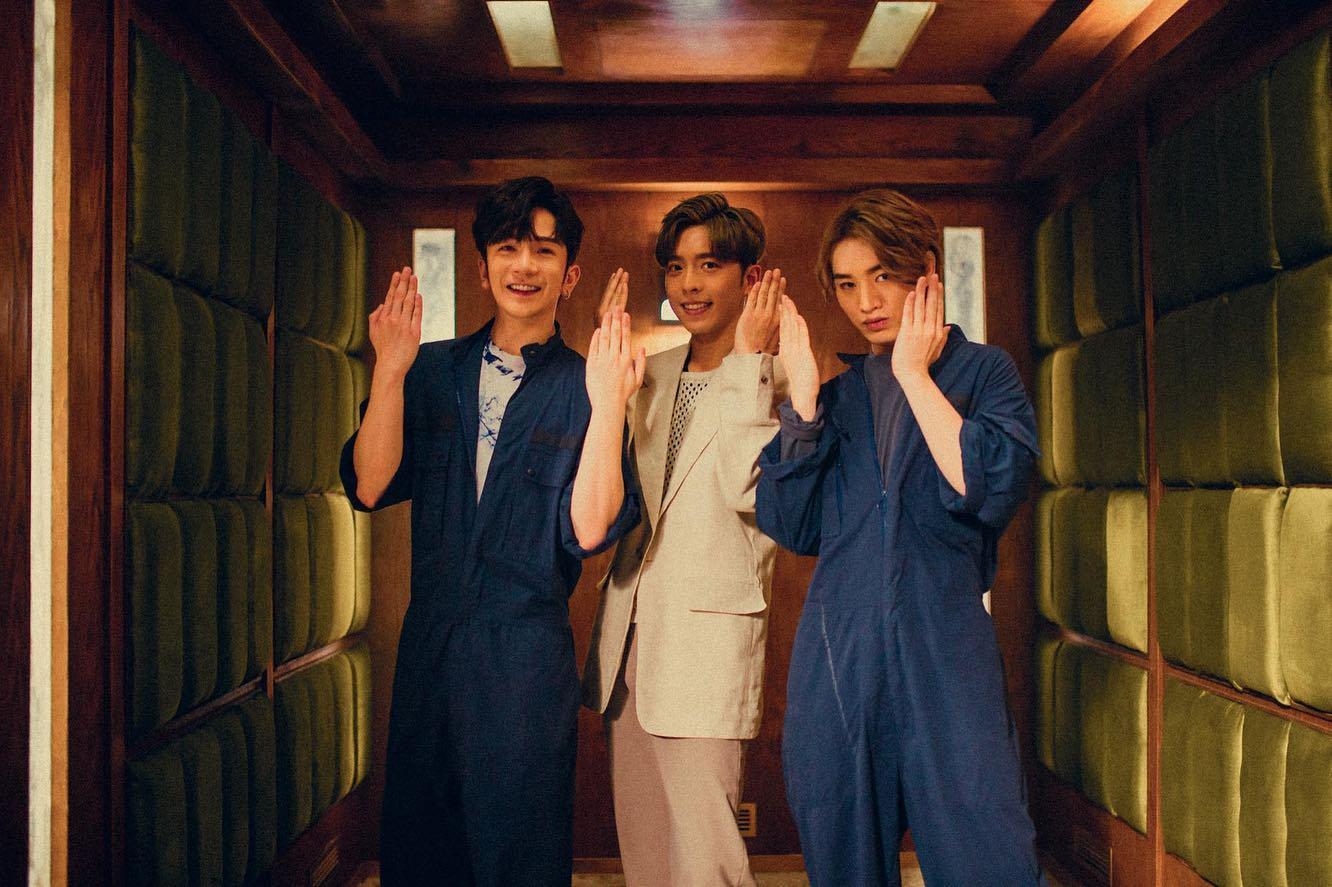 Anson Lo和Jer齊齊為Edan客串渲出,3人當然要齊齊做《Elevator》的招牌動作。