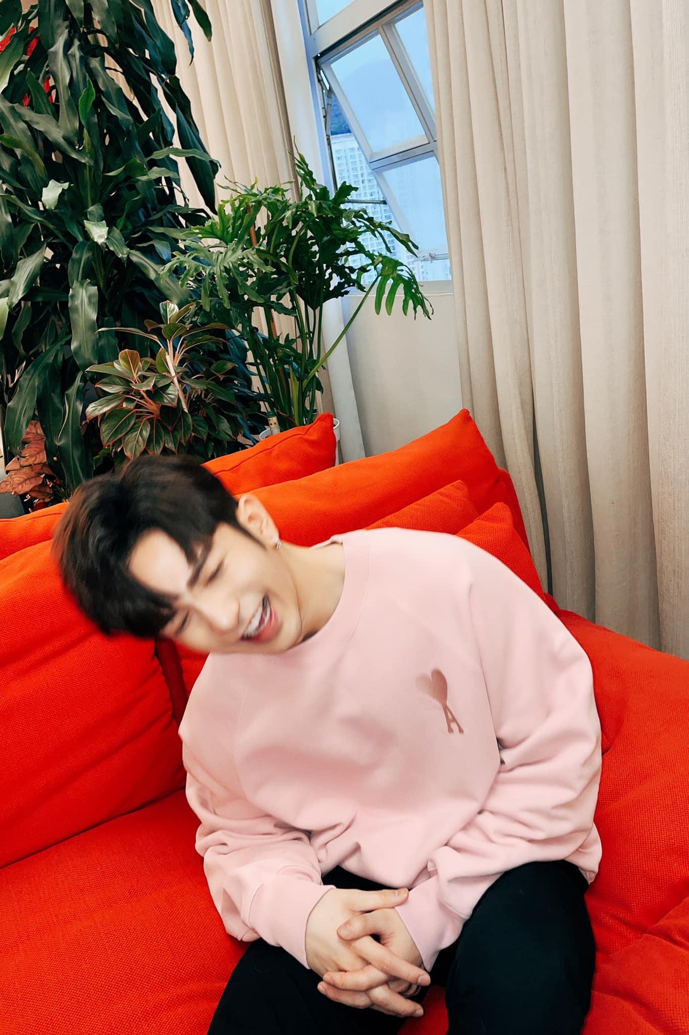 Anson Lo穿上最愛的粉紅色系列。