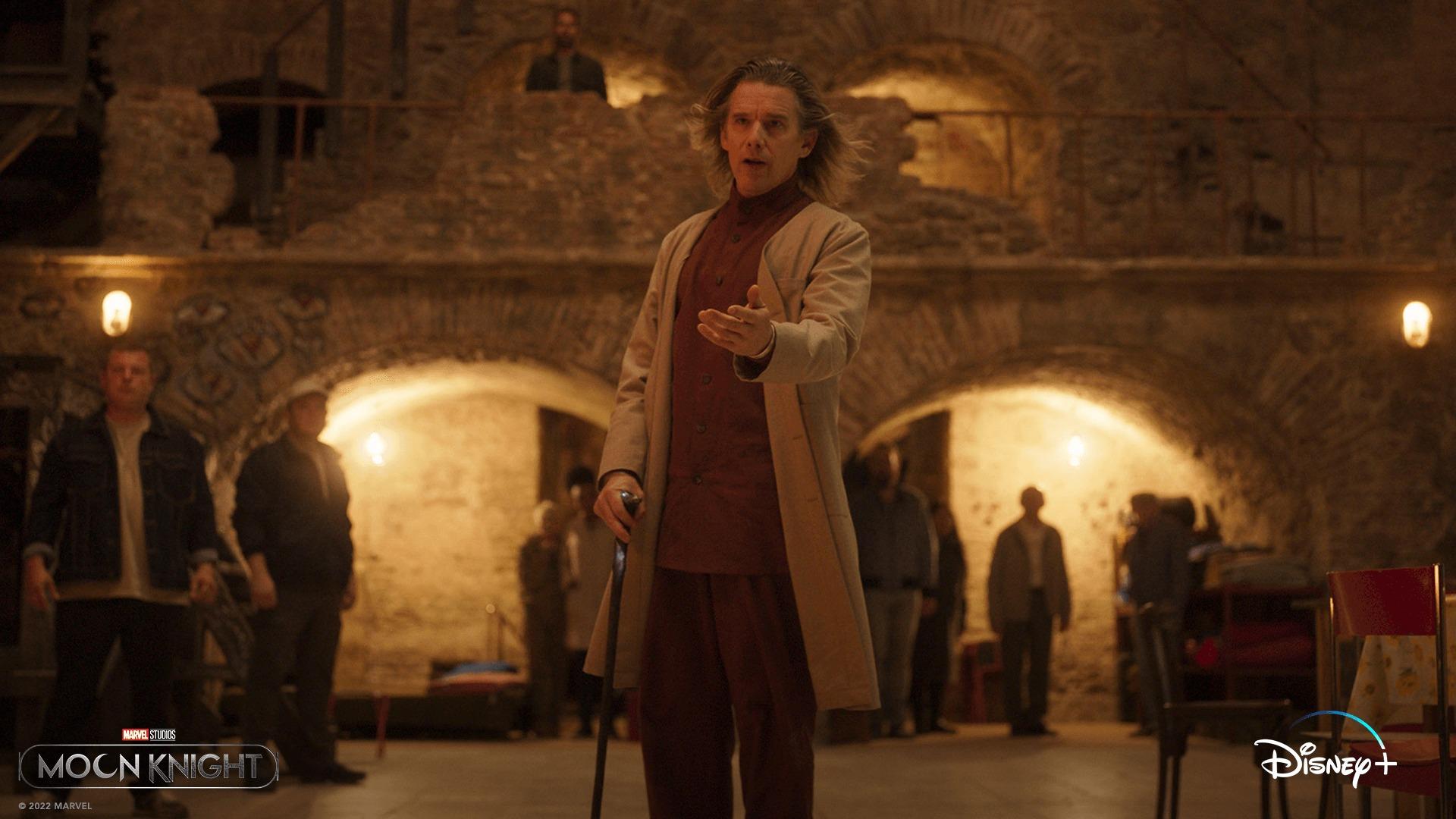 漫畫裡的亞瑟夏羅是患面癱病的瘋狂科學家,劇集則變成邪教領袖。(劇照)