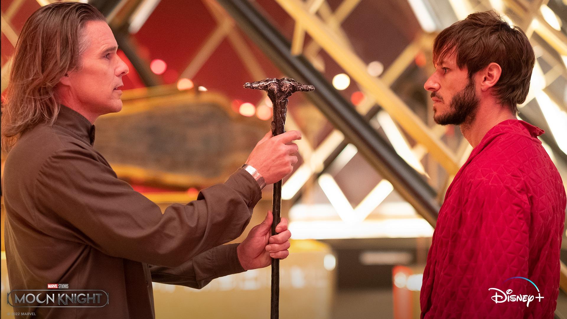 年輕演員Gaspard Ulliel演Anton(右),他早前在法國滑雪喪生,《月光騎士》成了他的遺作。(Marvel FB)