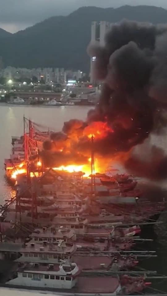 澳門內港近十六浦對開海面傍晚有漁船起火。(互聯網)