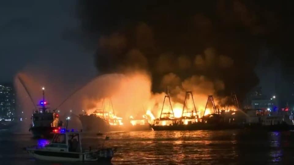 澳門內港近十六浦對開海面傍晚有漁船起火,救援船開喉灌救。(互聯網)