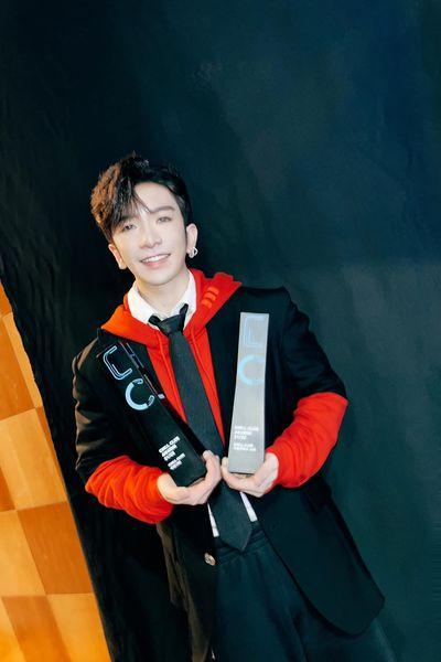 Anson Lo的《Megahit》爆紅,在多個頒獎禮均獲獎。