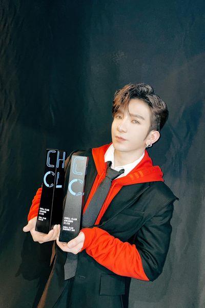 Anson Lo首套年度男手金獎和年度之歌。