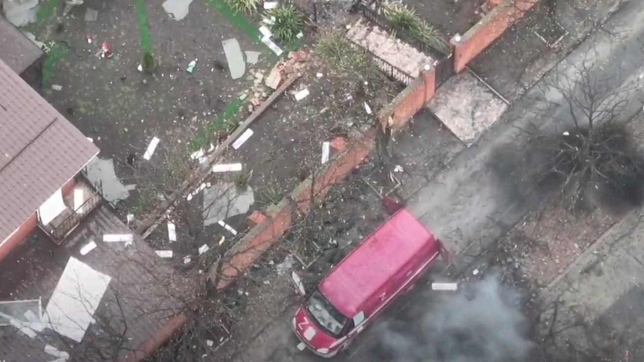 烏兵隔著牆向俄兵拋手榴彈。(Twitter)